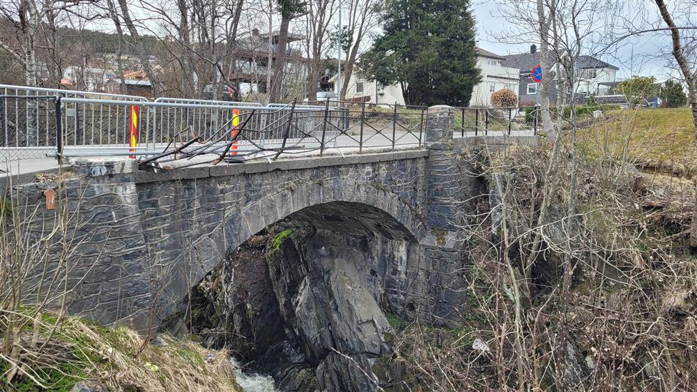 Bro med midlertidig gjerde sett fra sørvest, Moldelivegen - Klikk for stort bilde