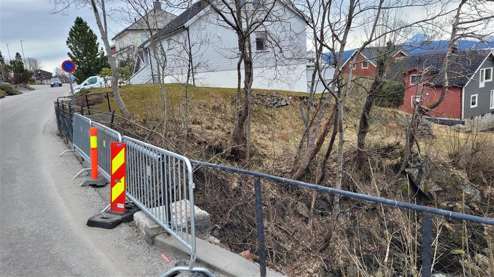 Bro med midlertidig gjerde i Moldelivegen. Foto. - Klikk for stort bilde
